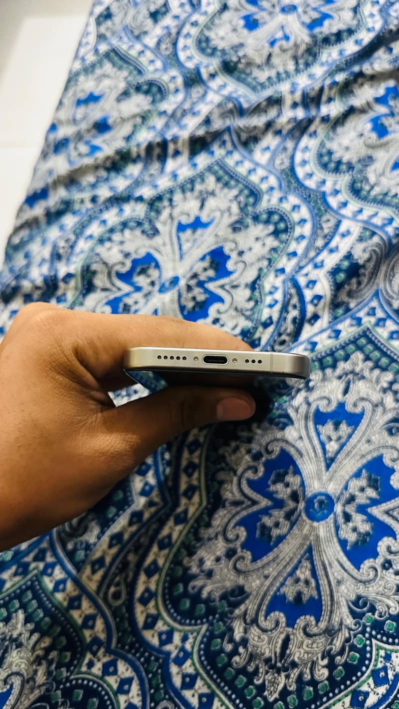 Apple iPhone 15 Pro 4