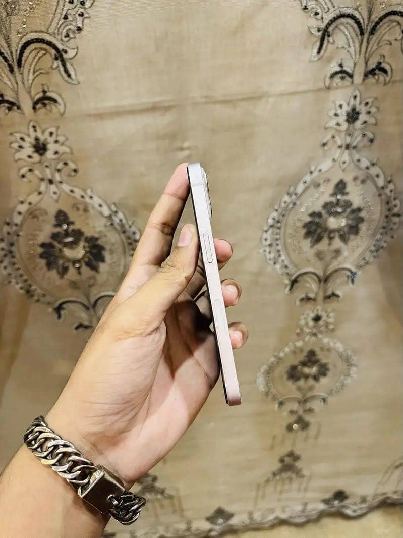 Apple iPhone 13 4