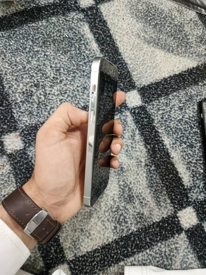 Apple iPhone 14 Pro Max 1