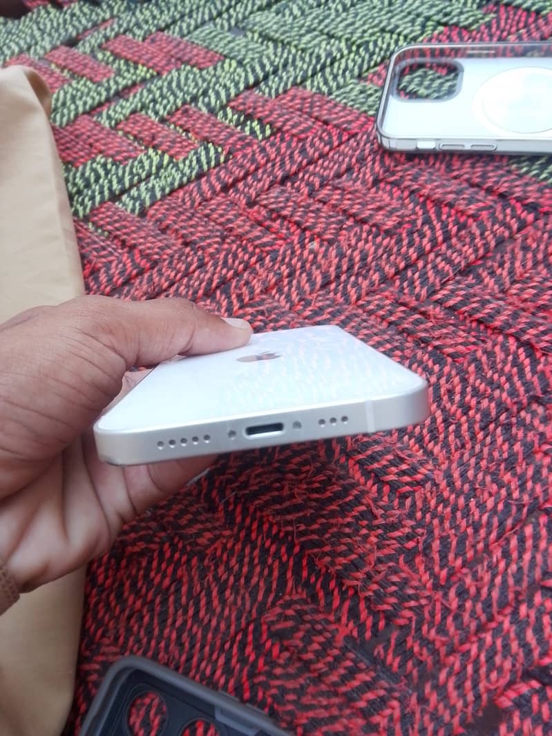 Apple iPhone 12 4