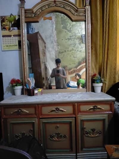 Showcase and dressing table sale krna hai