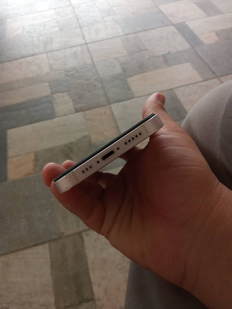 Apple iPhone 13 5