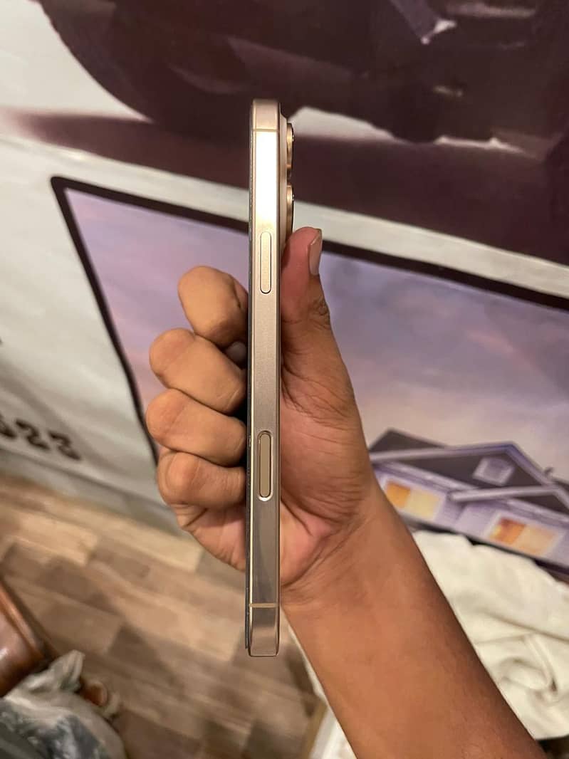 Apple iPhone 16 Pro Max 4
