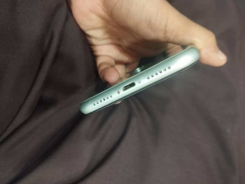 Apple iPhone 11 4