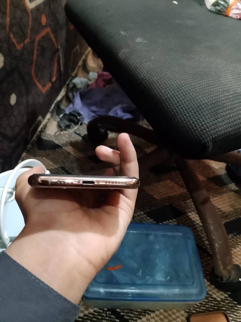 Apple iPhone 11 Pro Max 4