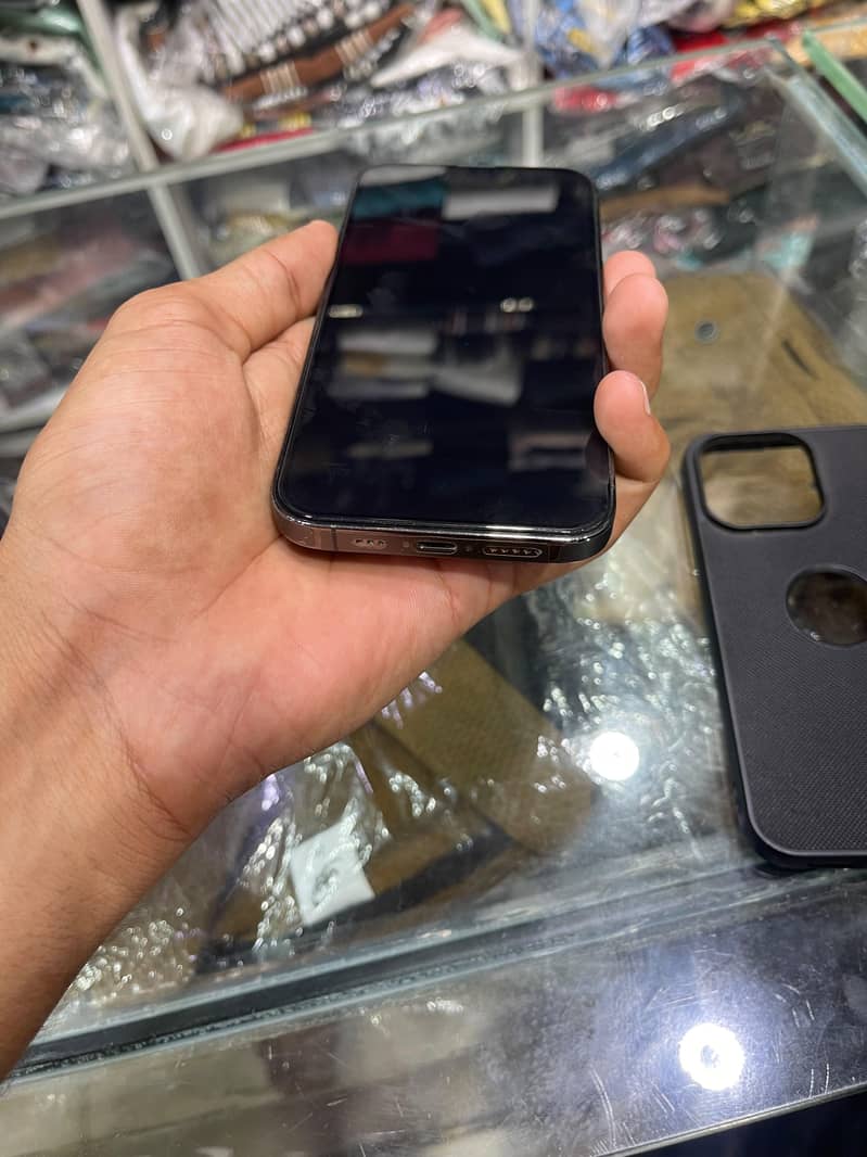 Apple iPhone 13 Pro 4