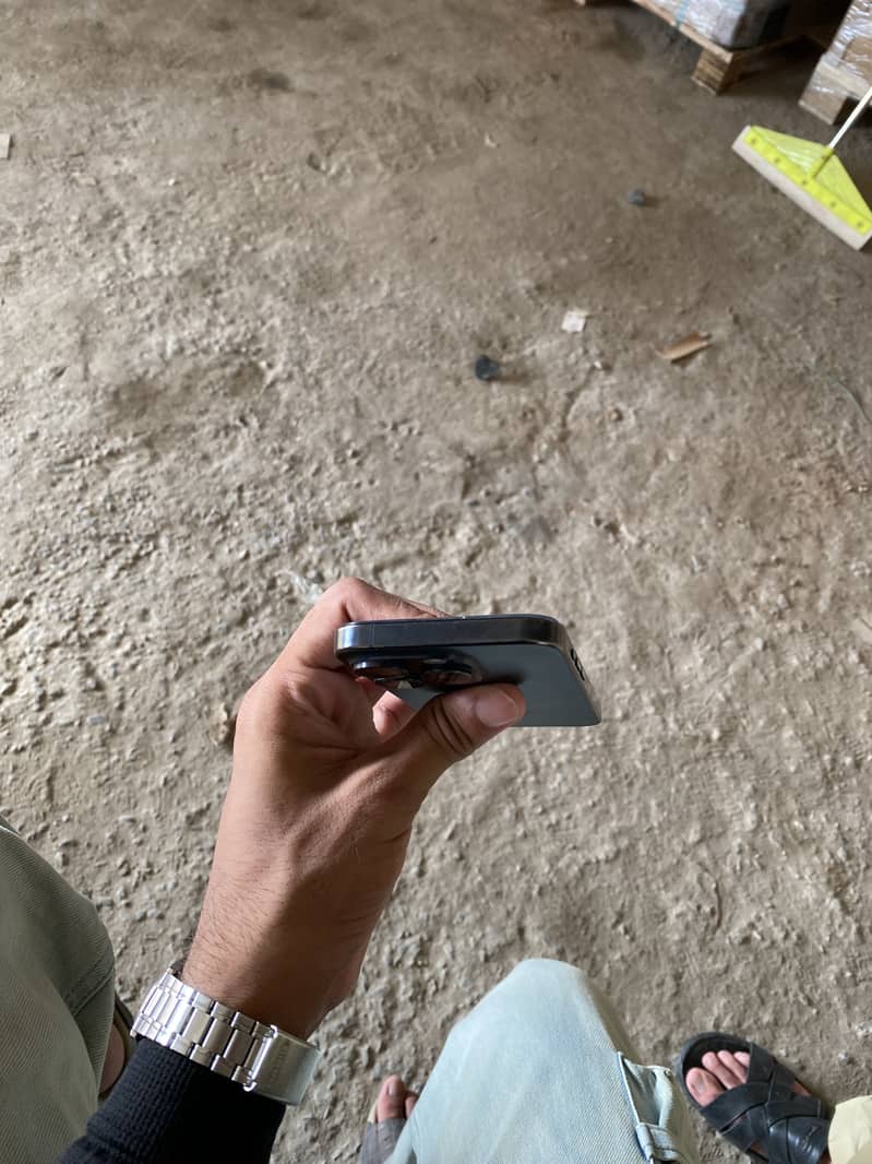 Apple iPhone 15 Pro 4