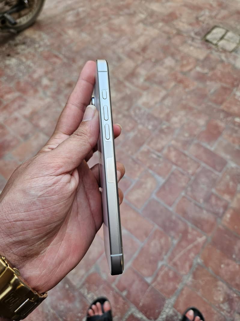 Iphone 16 pro max 4