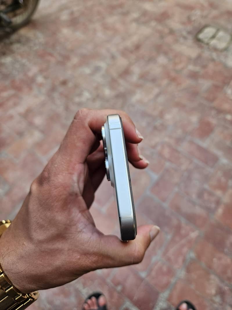 Iphone 16 pro max 5
