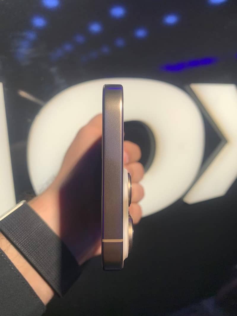 Apple iPhone 16 Pro Max 4