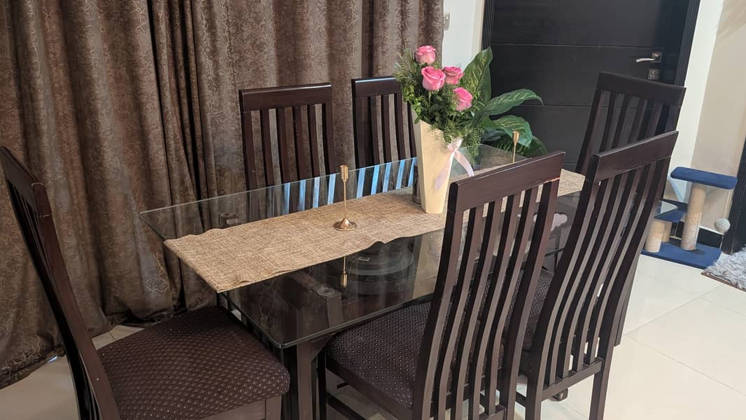 6 persons dining table. 0