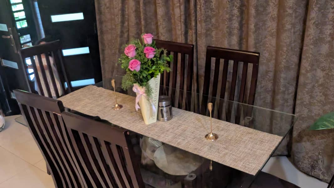 6 persons dining table. 2