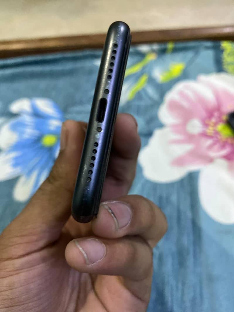 Apple iPhone 11 4