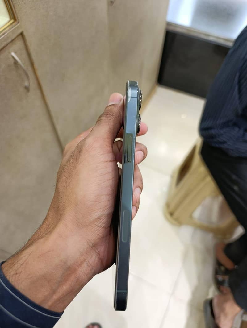 Apple iPhone 13 Pro Max 2