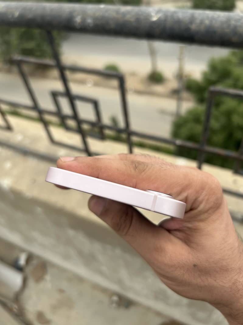 Apple iPhone 17e 3