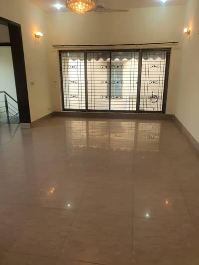 1 KANAL 3 BEDROOM UPER PORTION AVAILABLE FOR RENT