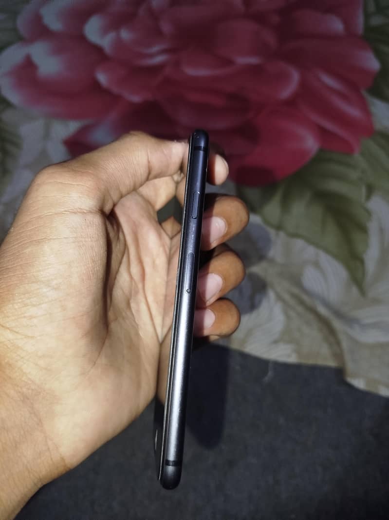 Apple iPhone 8 3