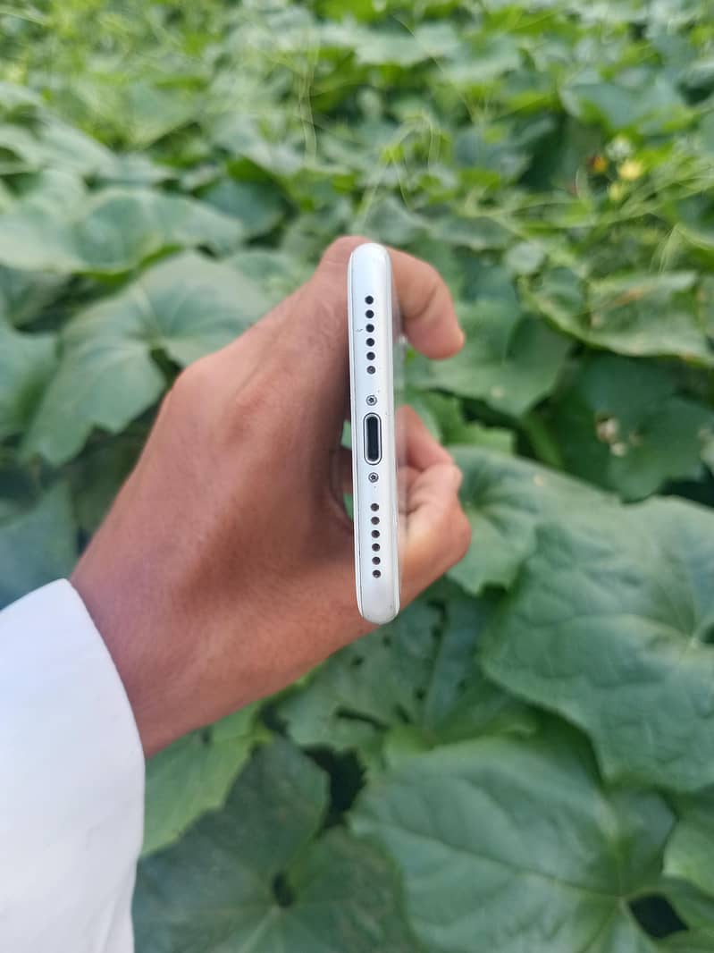 Apple iPhone 8 3