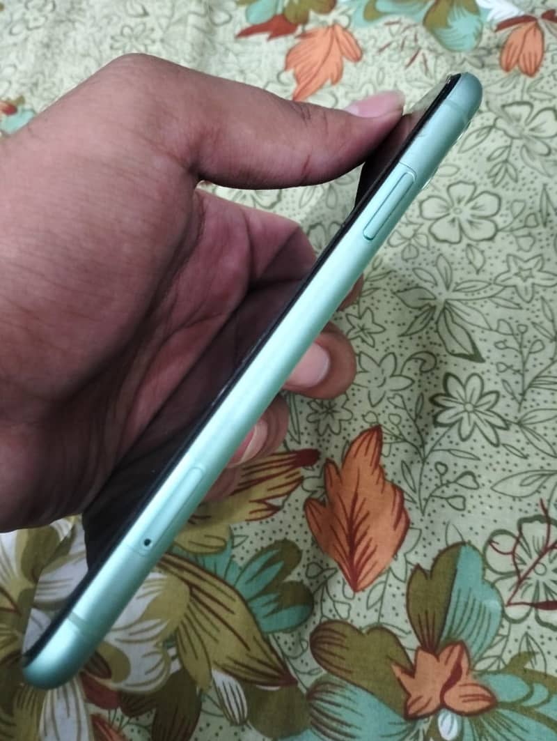 Apple iPhone 11 3