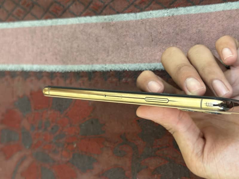 Apple iPhone 11 Pro Max 2