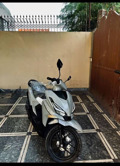 Yadea Velax H for sale 4 months used