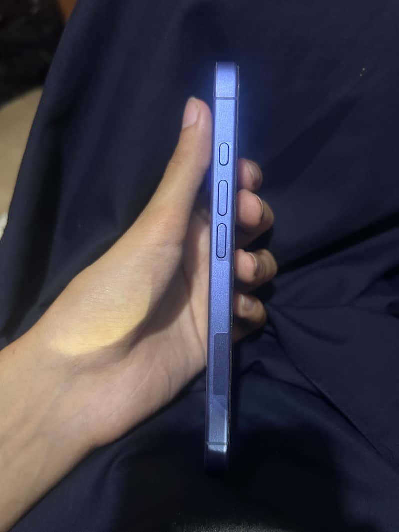 Apple iPhone 16 3