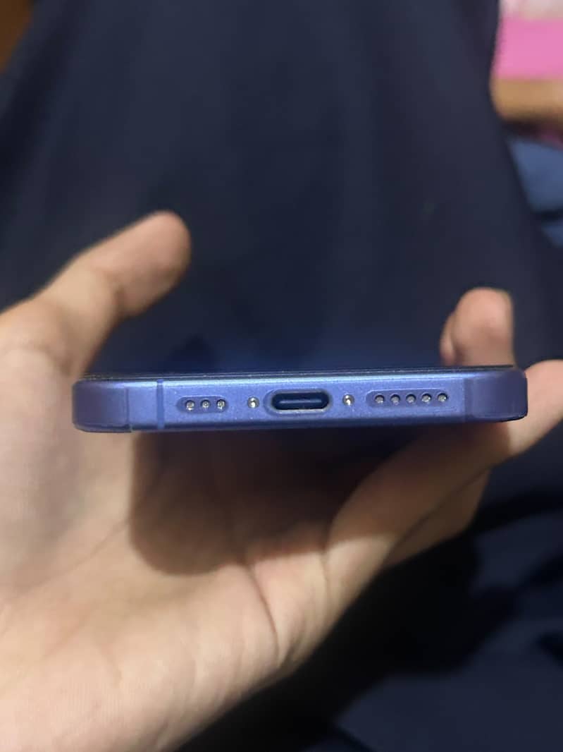 Apple iPhone 16 4