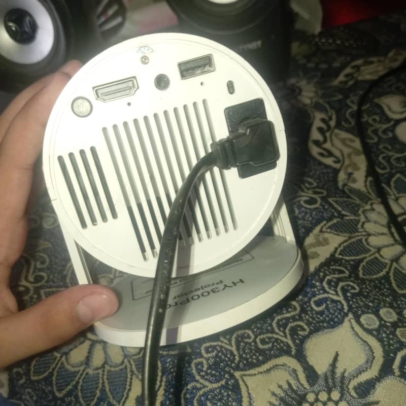 HY300Pro projector 3