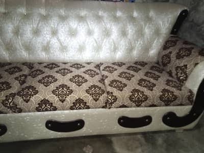 complete sofa set hai  condition 10/10 hai bohat  acha hai