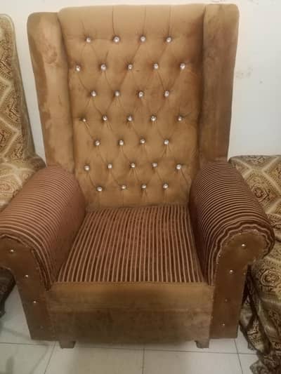2 sofa chair or sath table bhe ha