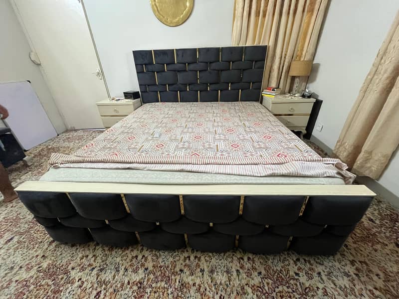 Bed + Side table+ dressing table + Mirror 4