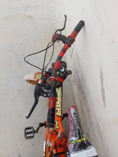 سات سال سے تین سال تک کے بچے چلا سکتے ہیں اس کو