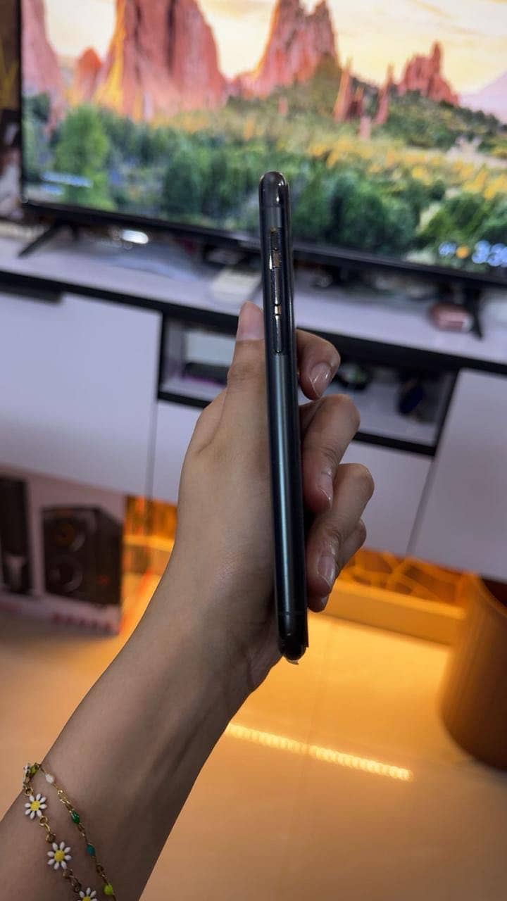 Apple iPhone 11 Pro 4