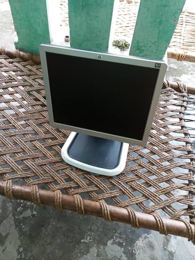 HP L1750 17-Inch LCD Monitor - Good Condition (Minor Line)