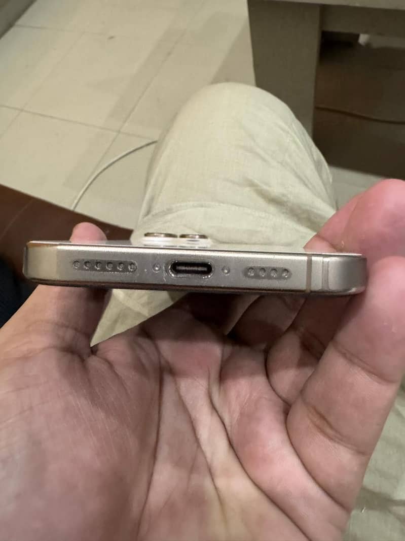 Apple iPhone 16 Pro Max 0