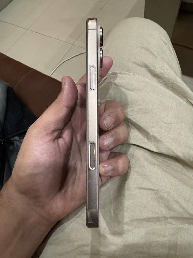 Apple iPhone 16 Pro Max 1