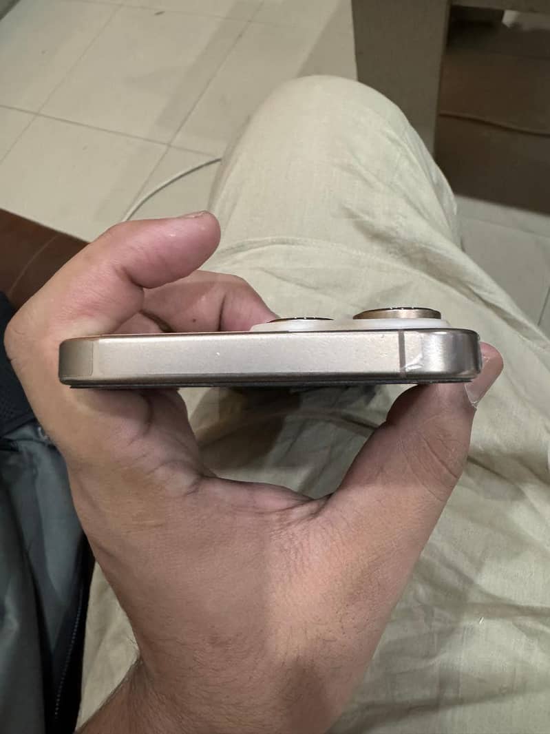 Apple iPhone 16 Pro Max 2