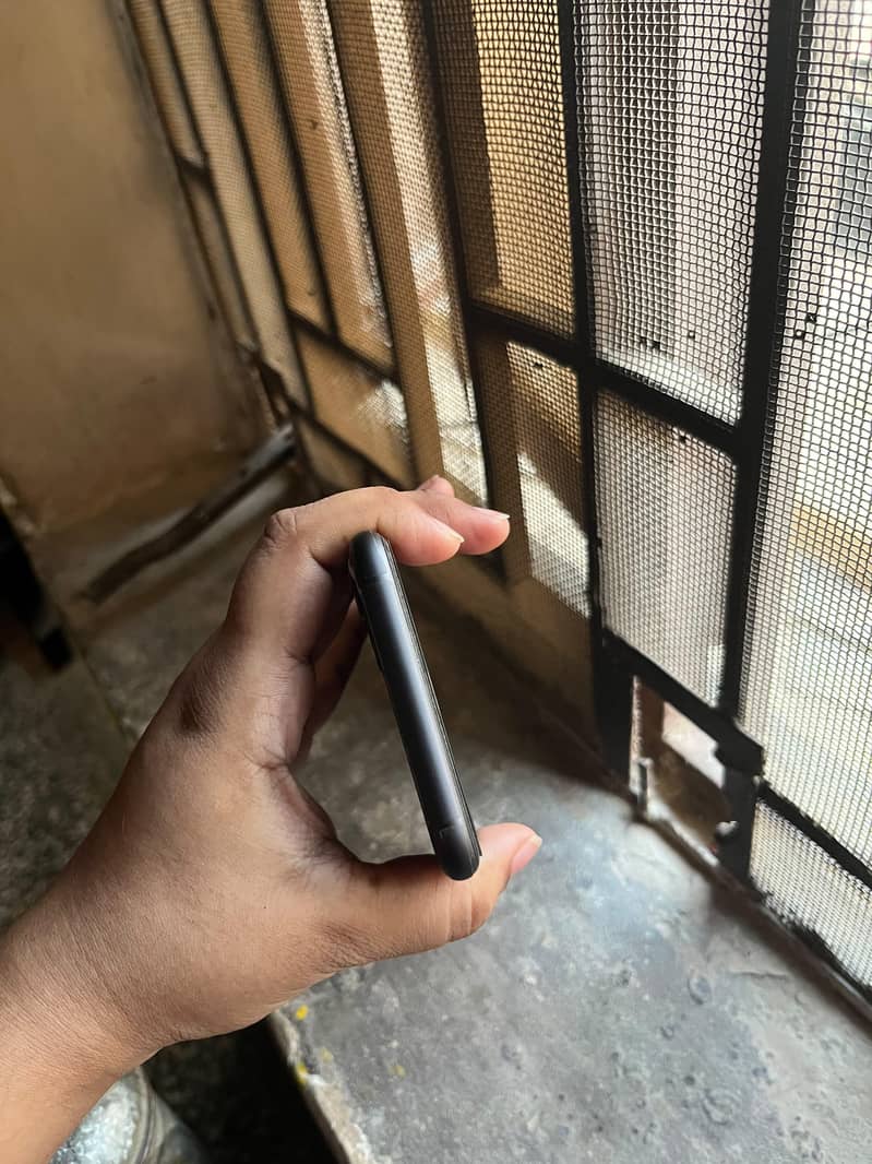 Apple iPhone 11 3