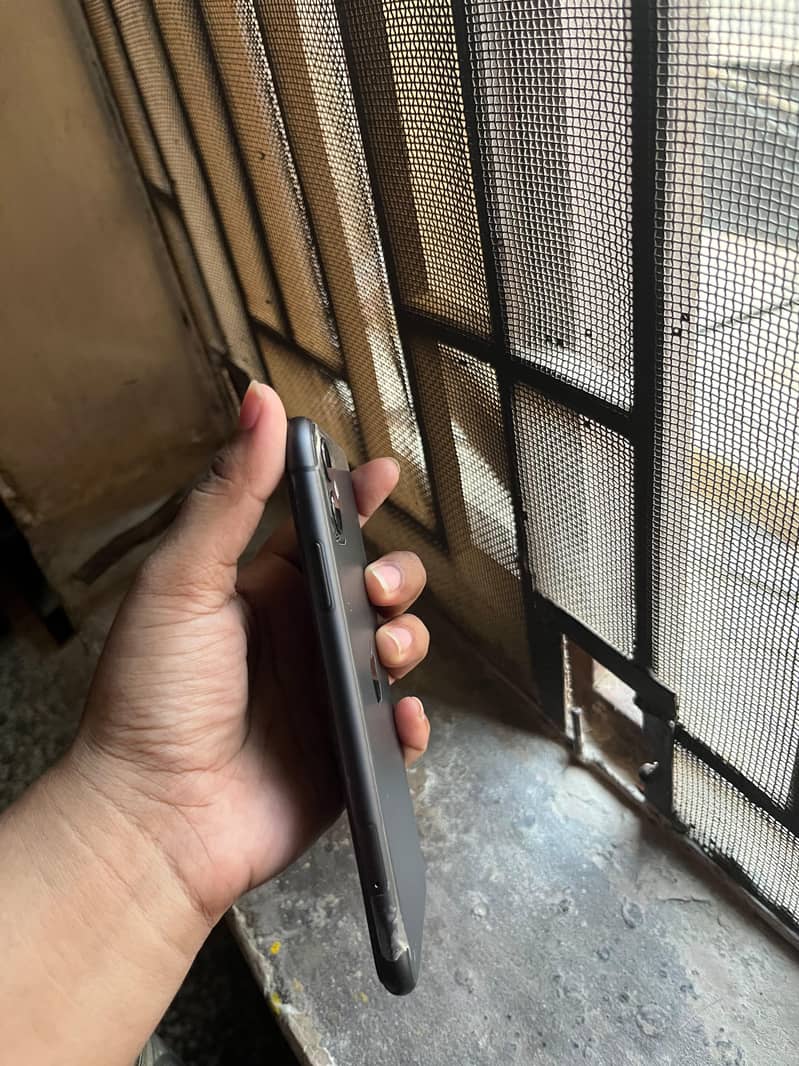 Apple iPhone 11 4