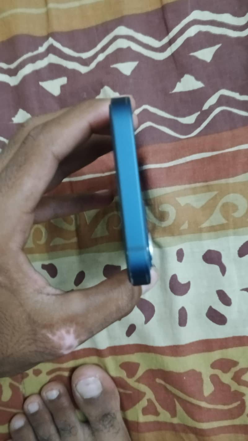 Apple iPhone 12 4