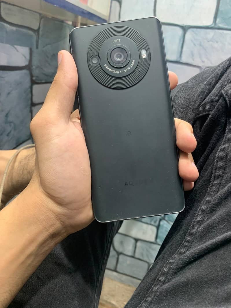 Sharp Aquos R8s pro 0