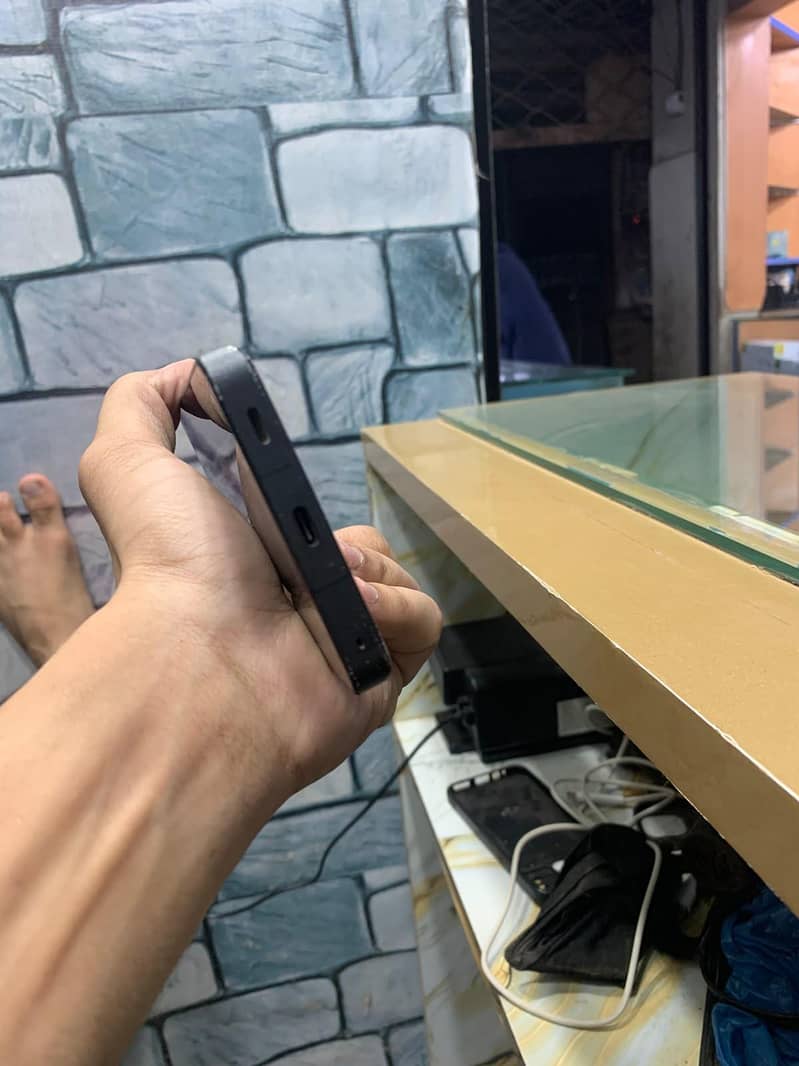 Sharp Aquos R8s pro 3