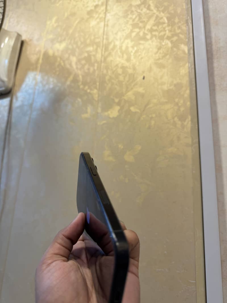 Apple iPhone 16 Pro 2