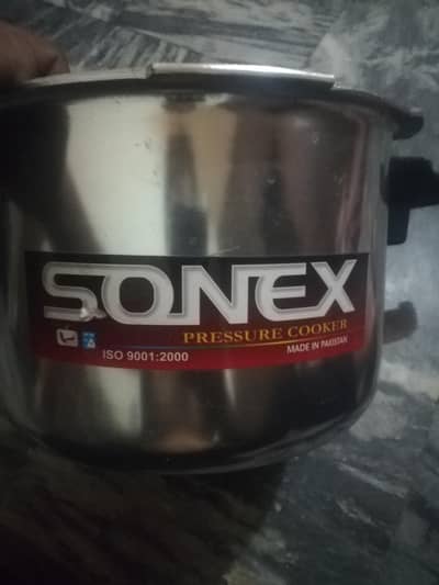 sonex pressure cooker brand new 7 litres.