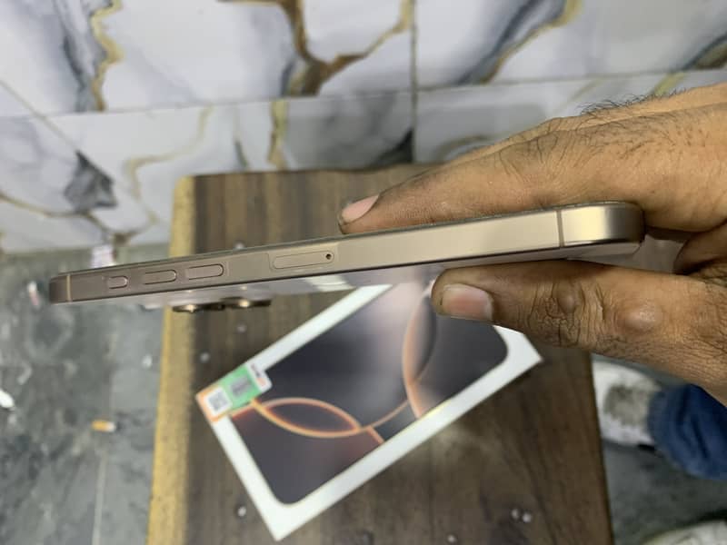 Apple iPhone 16 Pro Max 2