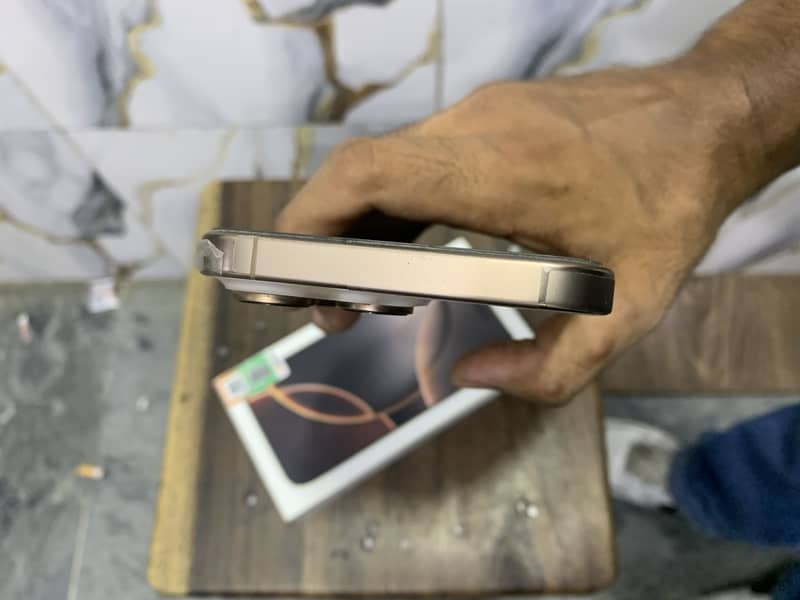 Apple iPhone 16 Pro Max 4