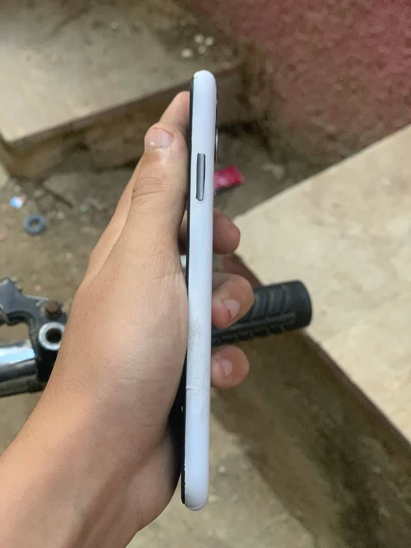 Apple iPhone 11 7