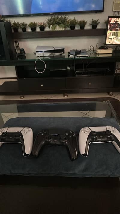 Ps5 plus 4 controllers 1 tb