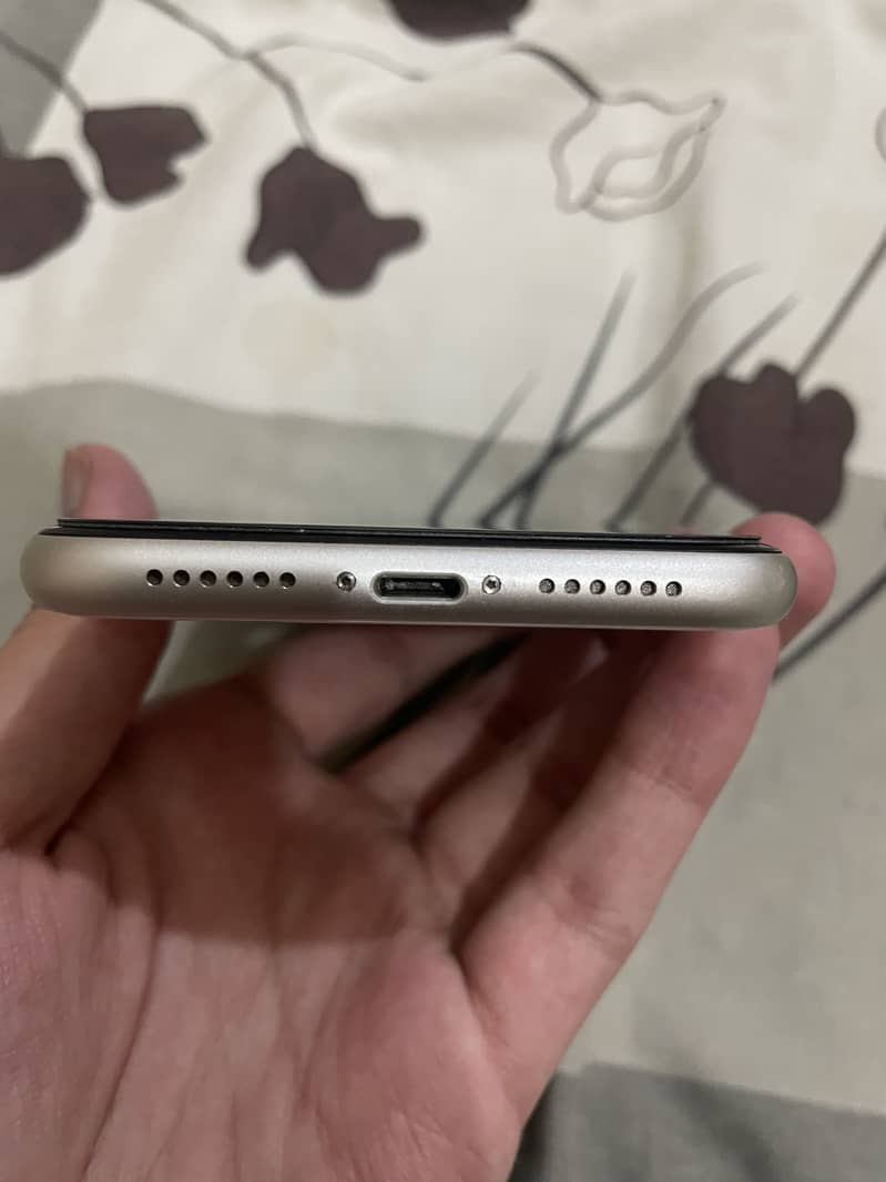 Apple iPhone 11 4