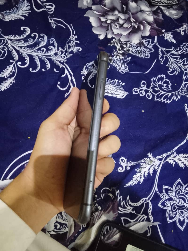 Apple iPhone 11 4